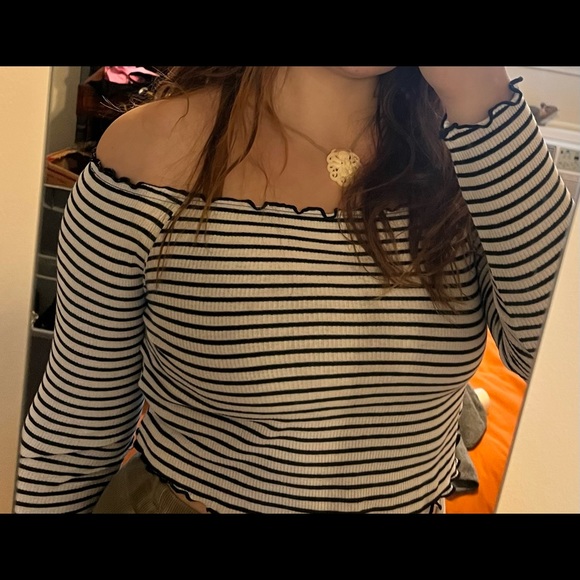 DIVIDED Off-Shoulder Crop Top - Picture 4 of 4